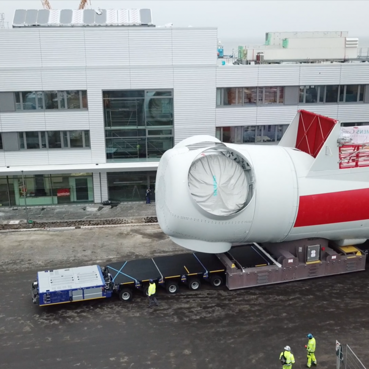 De eerste gondel voor het 309 MW Rentel Offshore Windmolenpark verlaat de fabriek