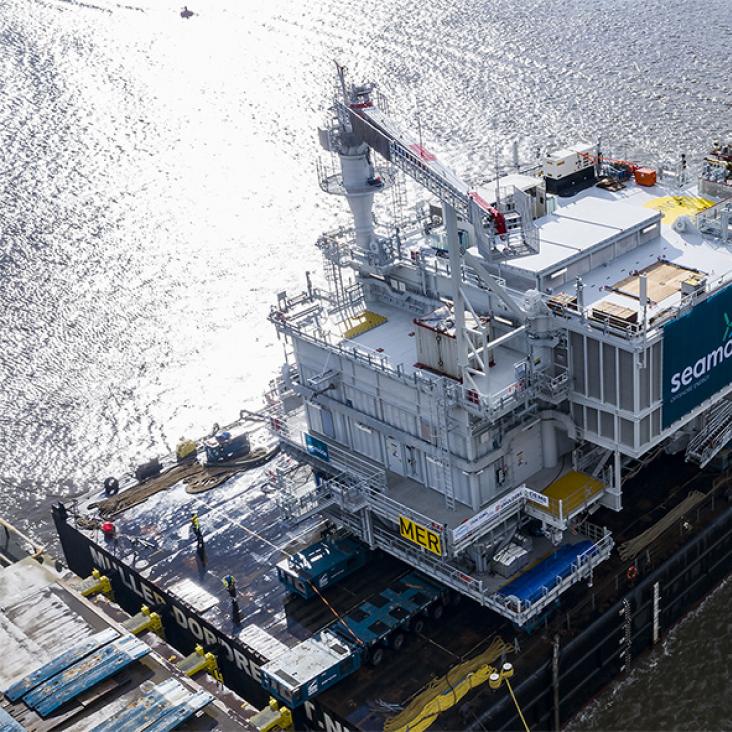 Eerste van twee offshore substations voor SeaMade onderweg naar de Belgische Noordzee